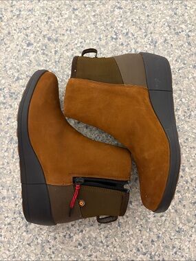 Bogs woman’s size 8 Chestnut Brown weatherproof leather Boots